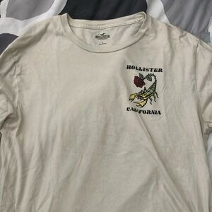 Hollister Men's Beige Graphic Tee